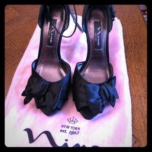 Mia PeepToe Heals with original felt bag.